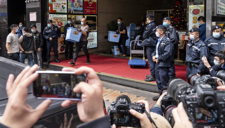 Honkongā pēc policijas reida un arestiem aizver prodemokrātisku mediju
