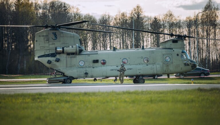 ФОТО. Ротация в Atlantic Resolve: в Латвию доставлены американские военные вертолеты