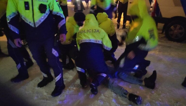 Акция Гобземса у Рижского замка: задержаны 16 человек, возбуждено четыре уголовных дела за нападение на полицию