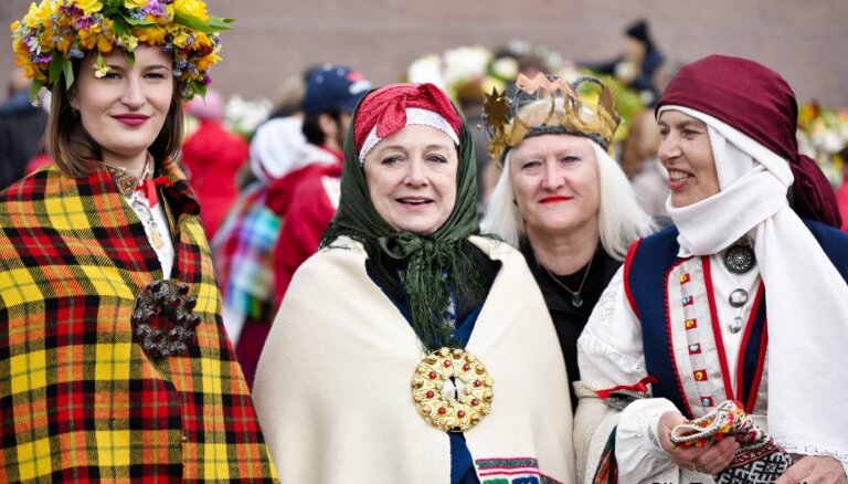 Шествие в народных костюмах и праздничный концерт (ВИДЕО,ФОТО)