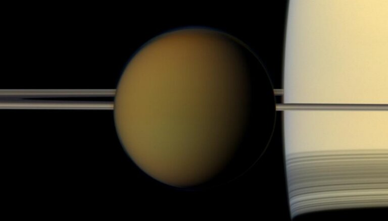 Titāns 'bēg' no Saturna 100 reižu lielākā ātrumā, nekā iepriekš uzskatīts
