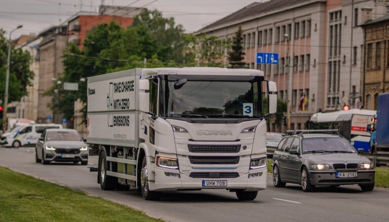 Foto: Rīgā prezentēti pirmie elektriskie kravas auto