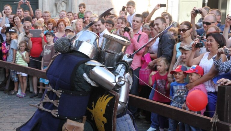 ФОТО: рыцарские турниры и средневековый рынок в Риге