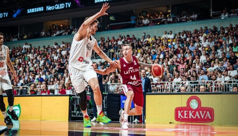Video: Latvijas basketbola izlasi pilnās tribīnes iedvesmo uzvarai pār Serbiju