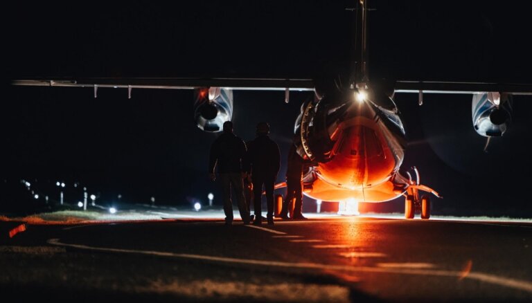 ФОТО: Ночью на Лиепайском шоссе приземлился военный самолет НАТО