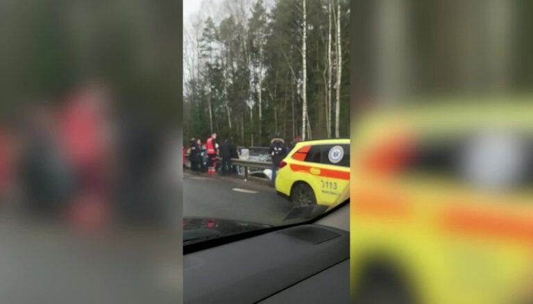 ВИДЕО: В Добельском крае опрокинулся автобус; 12 пострадавших доставлены в больницу