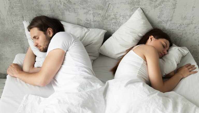 Гаджет вместо секса: 6 привычек в постели, которые могут разрушить ваш брак