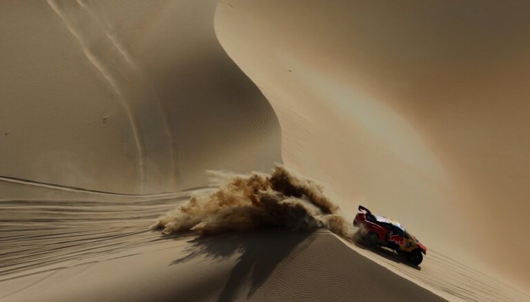 Lēbs rallijreida 'Dakara' posmā vieglo automašīnu klasē svin sesto uzvaru pēc kārtas