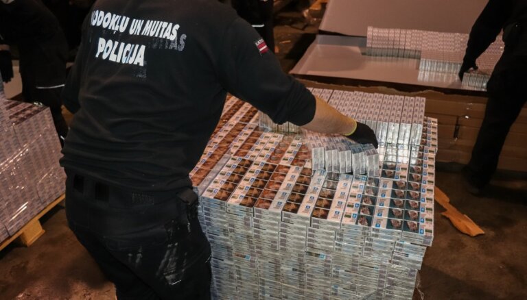 Foto: Muitnieki durvju kravā atrod paslēptus 11 miljonus cigarešu