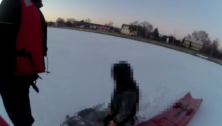 Rīgas pašvaldības policisti izglābj uz Daugavas ledus aizmigušu vīrieti