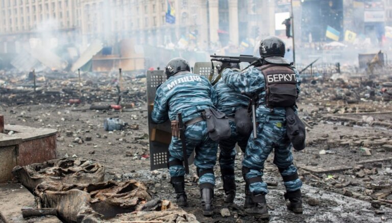 Foto: No miermīlīgām demonstrācijām līdz asiņainām sadursmēm – Ukrainas Cieņas revolūcijai 5