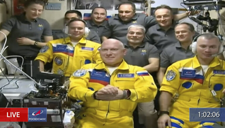 Роскосмос высказался о прибывших на МКС космонавтах в желтых комбинезонах