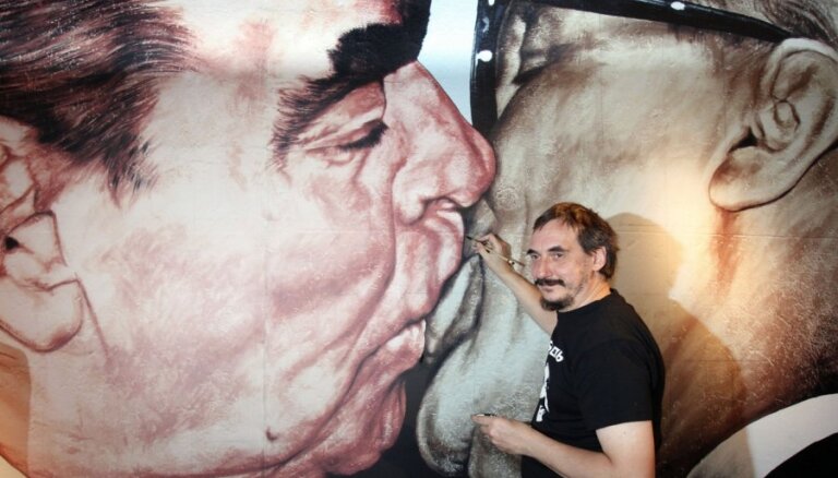 Умер художник Дмитрий Врубель, автор граффити "Братский поцелуй"