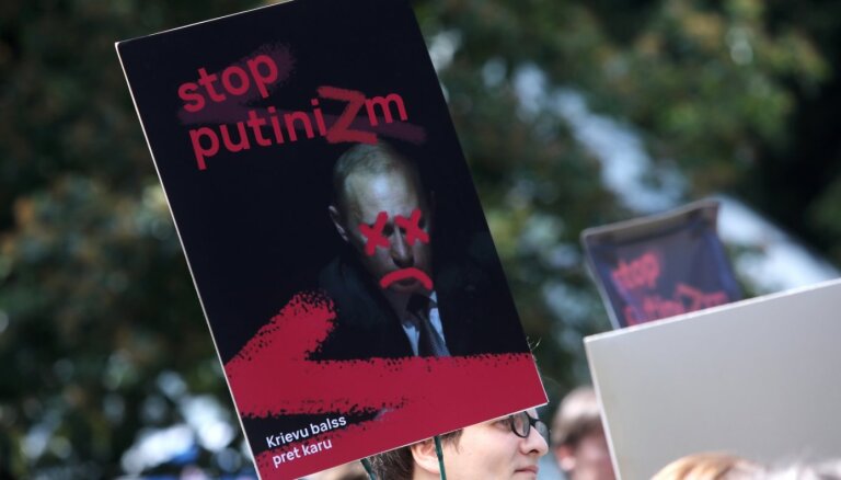 Foto: Cilvēki sapulcējušies piketā 'Krievu balss par embargo' pie Krievijas vēstniecības