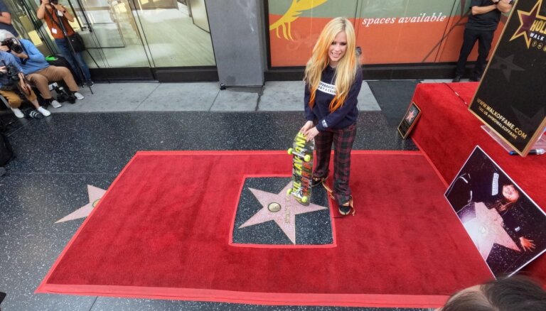 Poppanka princese Avrila Lavinja tikusi pie savas zvaigznes Holivudas slavas alejā