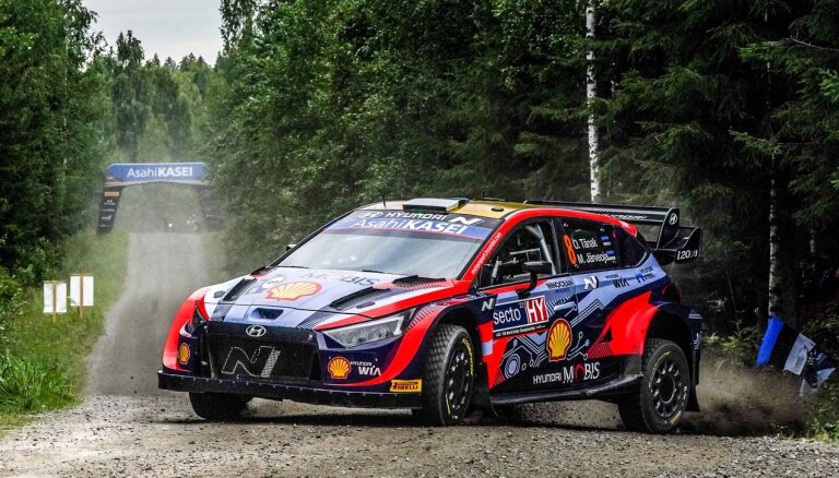 Tenaks notur aiz sevis Rovanperi un trešo reizi uzvar Somijas WRC rallijā