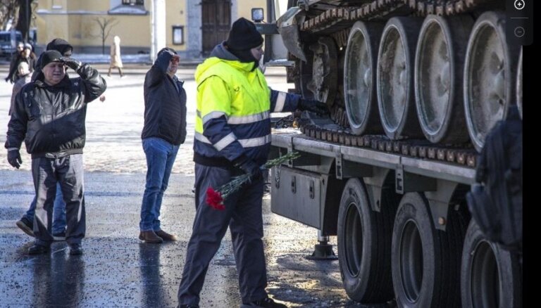 ФОТО | У российского танка в Таллинне дежурит охранная фирма: к нему возлагают цветы с георгиевскими лентами (ДОПОЛНЕНО)