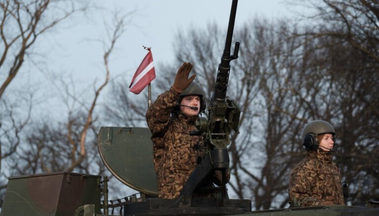 Foto: Stalti karavīri un militārā tehnika Rīgā dodas svētku parādē