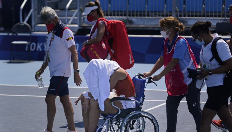 В Токио — ад для теннисистов. Из-за жары игроки теряют сознание, испанку увезли в инвалидном кресле