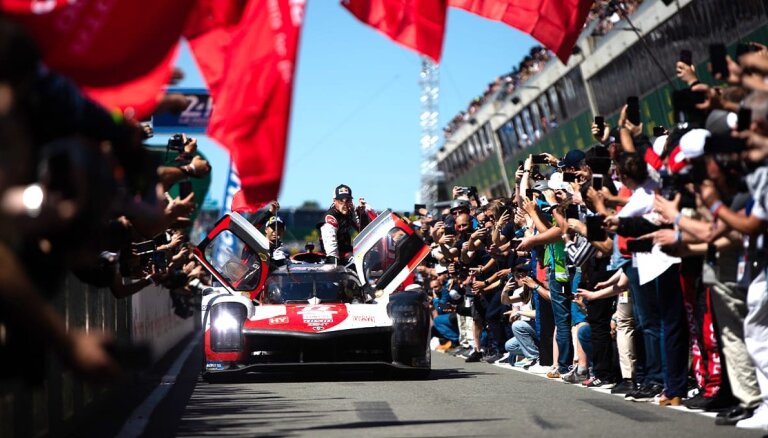 'Toyota' piekto gadu pēc kārtas uzvar Lemānas 24 stundu sacīkstēs