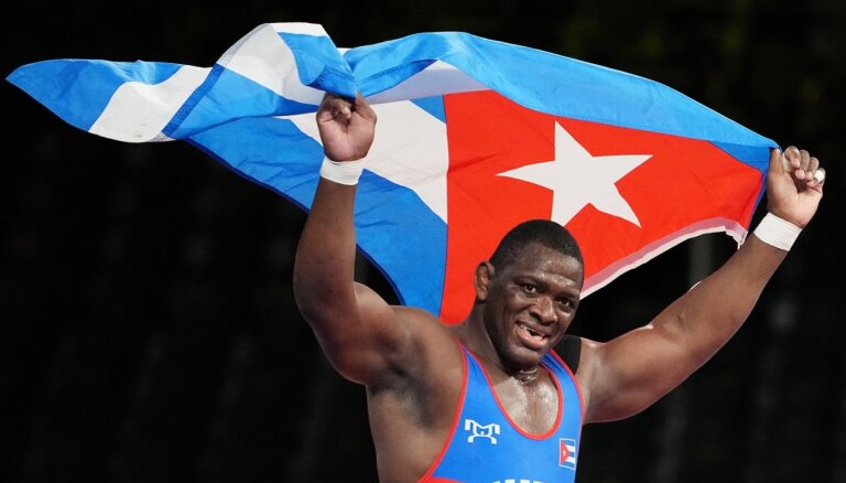 Kubietis Lopess kļūst par pirmo vīriešu cīkstoni ar četrām olimpiskajām zelta medaļām
