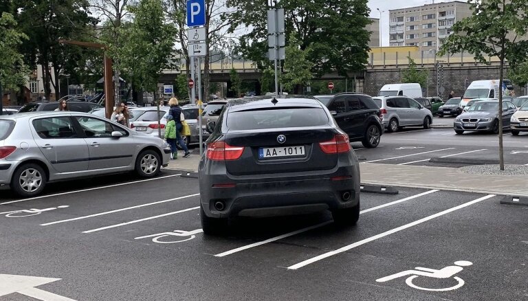 ФОТО: BMW X6 на парковке возле Akropole занял место для инвалидов
