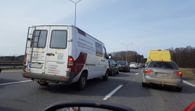 Uz Ventspils šosejas izveidojies sastrēgums; auto rinda arī uz iebraukšanu Jūrmalā