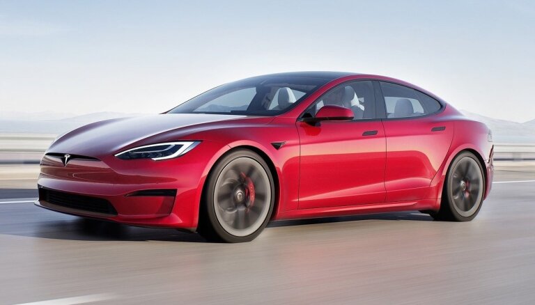 Autoražotājs 'Tesla' guvis rekordlielu peļņu