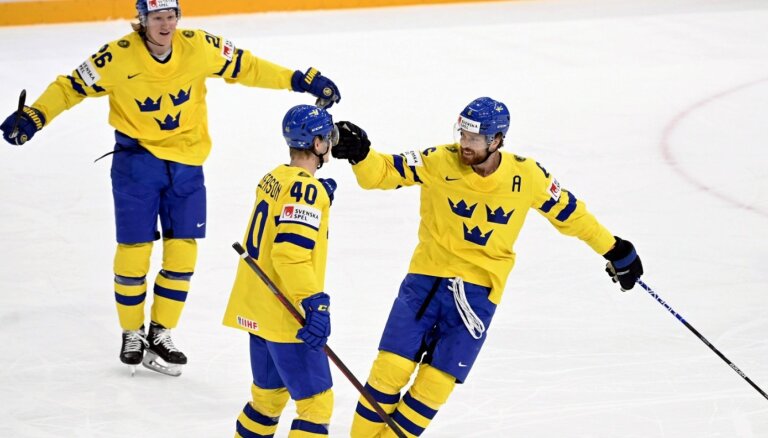 Zviedrijas hokejisti 'saldā ēdiena' spēlē 'bullīšos' pieveic Somiju