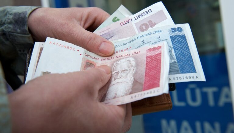 Обращение наличных денег снизилось на 275 млн. латов