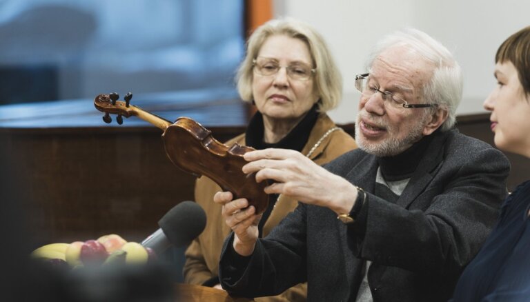 Foto: Pasaulslavenais Gidons Krēmers Rakstniecības muzejam uzdāvina unikālu vijoli