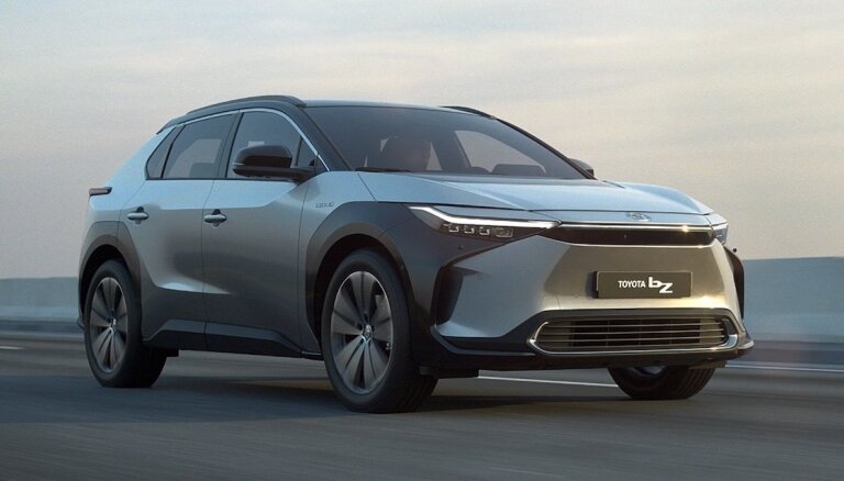 'Toyota' prezentējusi savu pirmo simtprocentīgo elektromobili 'bZ4X'