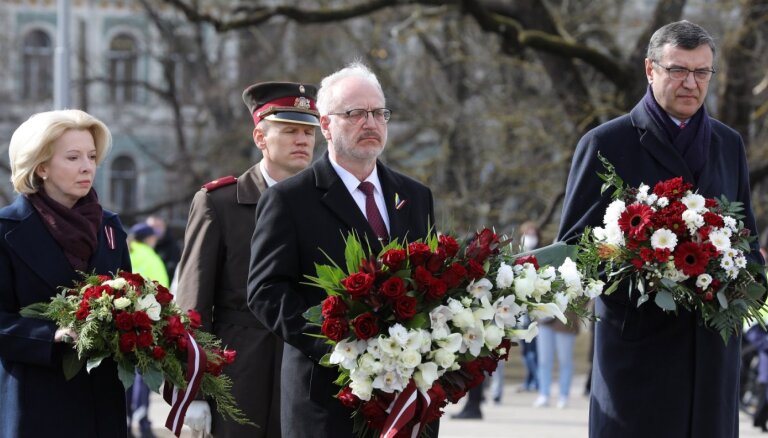 Foto: Pie Brīvības pieminekļa gulst ziedi Komunistiskā genocīda upuru piemiņai