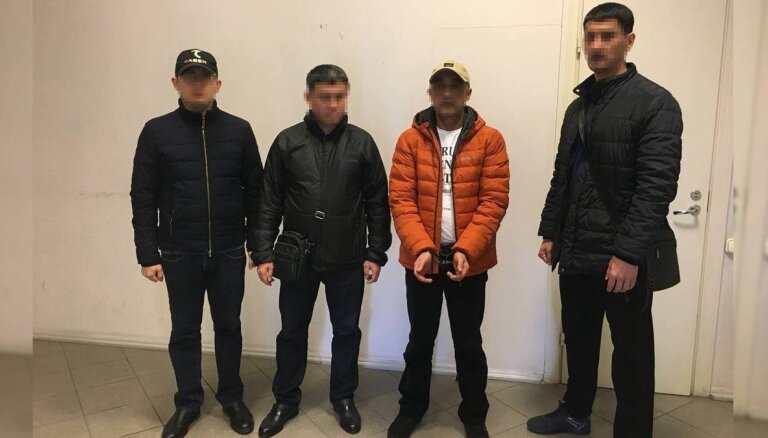 ФОТО. Из Латвии в Узбекистан экстрадирован мужчина, разыскиваемый через Интерпол
