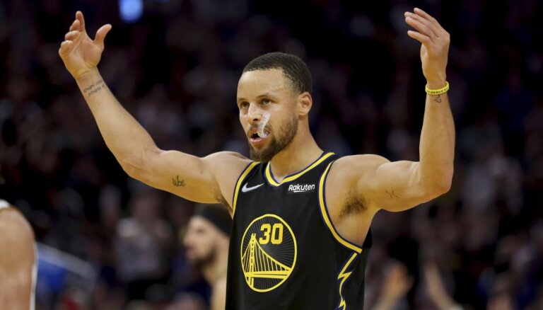 'Bucks' un 'Warriors' pārvar NBA izslēgšanas spēļu pirmo kārtu