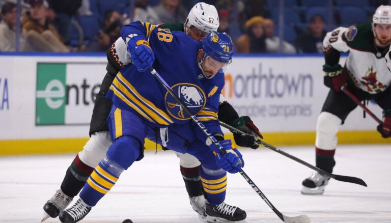 'Sabres' papildlaikā pārspēj NHL līderi 'Bruins' un izcīna sesto uzvaru pēc kārtas