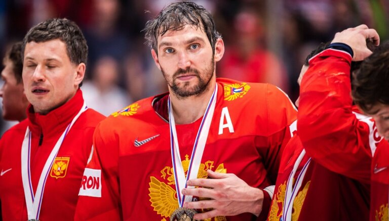 Atgriežoties Krievijas un Baltkrievijas hokeja izlasēm, IIHF tās nepazeminās uz zemākām divīzijām
