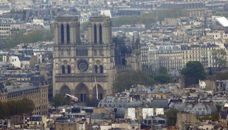 Novāktas Parīzes Dievmātes katedrāles ugunsgrēkā cietušās stalažas
