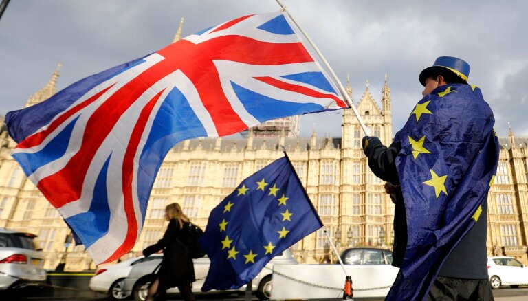 ES sāk jaunas tiesiskās darbības pret Lielbritāniju par izmaiņām 'Brexit' līgumā