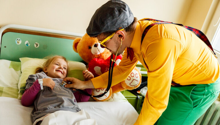 Доктора-клоуны теперь работают и с маленькими пациентами Даугавпилсской больницы