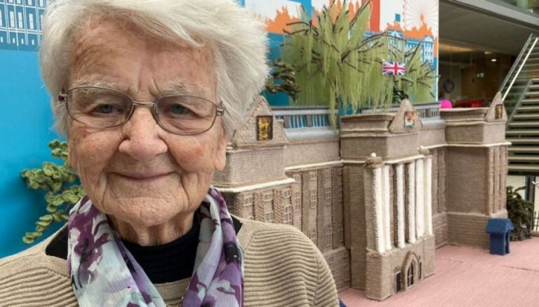 93-летняя англичанка связала из шерсти копию королевского Букингемского дворца
