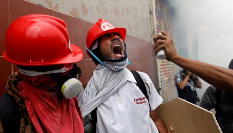 Foto: Krīzes nomocītajā Venecuēlā turpinās protesti