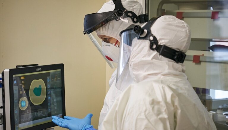 Коронавирус: первая смерть от "Омикрона" в Британии, вирус распространяется с феноменальной скоростью