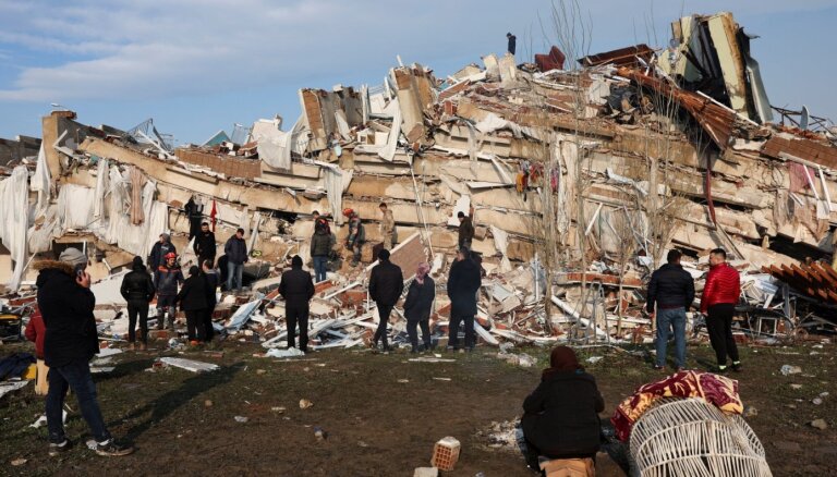 Sīrijā pēc zemestrīces izbēguši 20 cietumnieki; Erdogans izsludina 3 mēnešu ārkārtas stāvokli