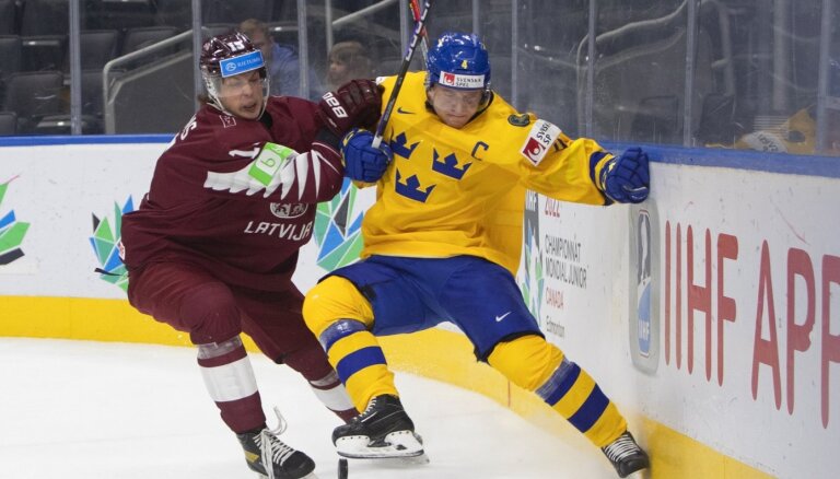 Latvijas U-20 hokejisti grandiozā kaujā zaudē Zviedrijai PČ ceturtdaļfinālā