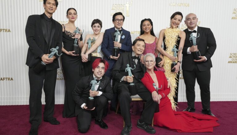 Интрига перед "Оскарами" и азиатский триумф: в Лос-Анджелесе вручили премии Гильдии киноактеров