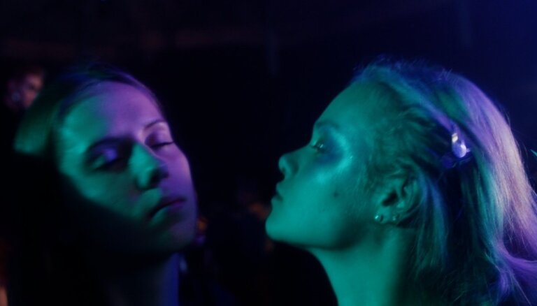 Londonā rādīs Latvijas filmas 'Neona pavasaris' un 'Māsas'