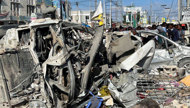 Automašīnu sprādzienos Somālijā nogalināti vismaz 100 cilvēki