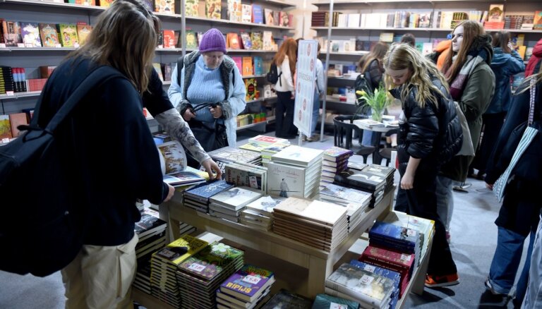 'Latvijas Grāmatu izstādes' apmeklētājs: 'Latvieši ir īsta lasītāju tauta'