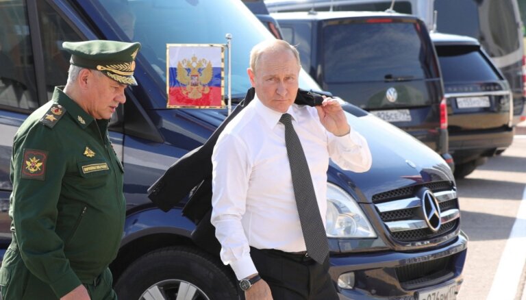 ISW: Putins atbildību par neveiksmēm Ukrainā vēlas novelt uz Šoigu kamiešiem